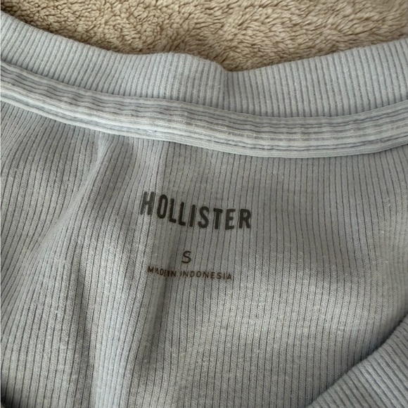Hollister Women's Light Blue V-Neck Ribbed Tee - Picture 3 of 3